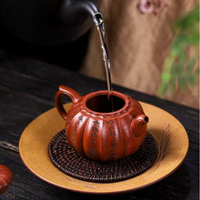 Muat gambar ke penampil Galeri, Full Handmade Yixing Zisha Teapot [Hong Yu Jia Gua 红玉茄瓜] (Xiao Meiyao Zhu Ni - 260ml)
