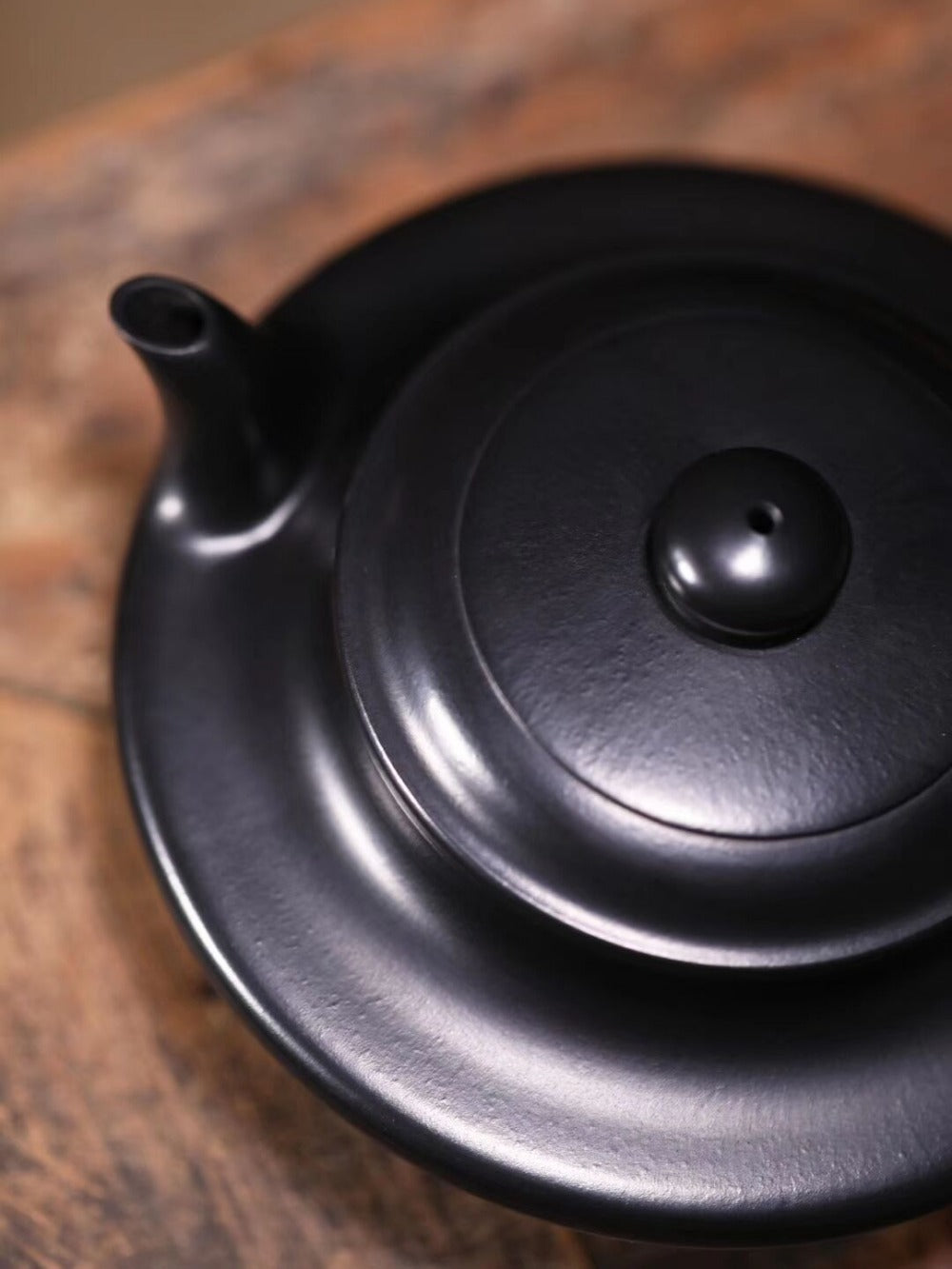 全手工宜兴紫砂茶壶[虚扁壶] (黑泥- 200ml) – YIQIN TEA HOUSE 一沁茶舍