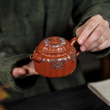 Load image into Gallery viewer, Full Handmade Yixing Zisha Teapot [Wucai De Zhong 五彩德钟] (Xiao Meiyao Zhu Ni - 120ml)
