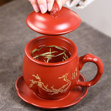 Load image into Gallery viewer, Yixing Zisha Tea Mug with Filter [An Xiang] | 宜兴紫砂 原矿大红袍 手工刻绘 [暗香] (带茶滤/茶水分离) 盖杯
