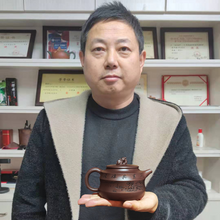 Load image into Gallery viewer, Full Handmade Yixing Zisha Teapot [Denggao Wang Yuan] 1 Pot 2 Cups Set (Lao Zi Ni - 320ml)
