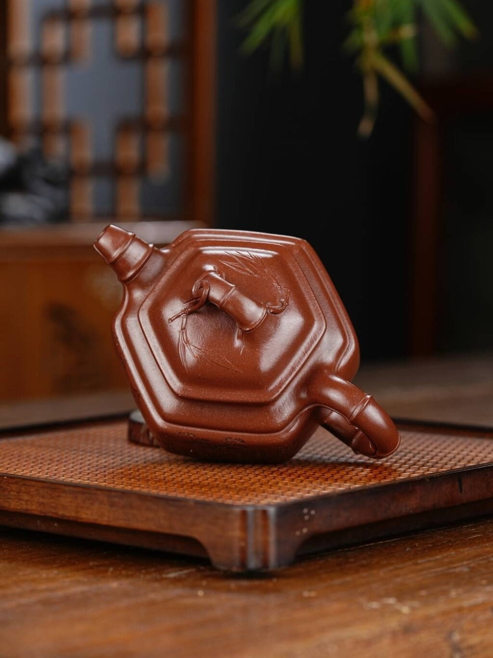 Vollhandgefertigtes Yixing Zisha Teekannen-Set [Liufang Zhu Gu Pot] (Di Cao Qing - 300ml)