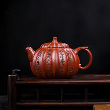 將圖片載入圖庫檢視器 Full Handmade Yixing Zisha Teapot [Hong Yu Jia Gua 红玉茄瓜] (Xiao Meiyao Zhu Ni - 260ml)
