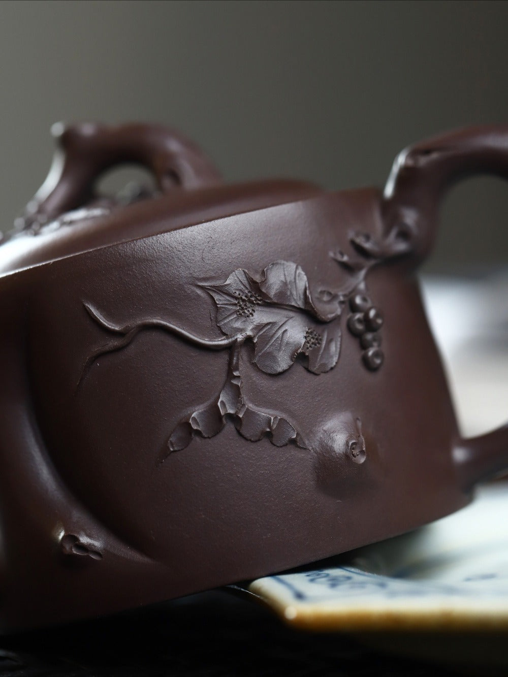 Full Handmade Yixing Zisha Teapot [Grape Stump Pot] (Lao Zi Ni - 180ml)
