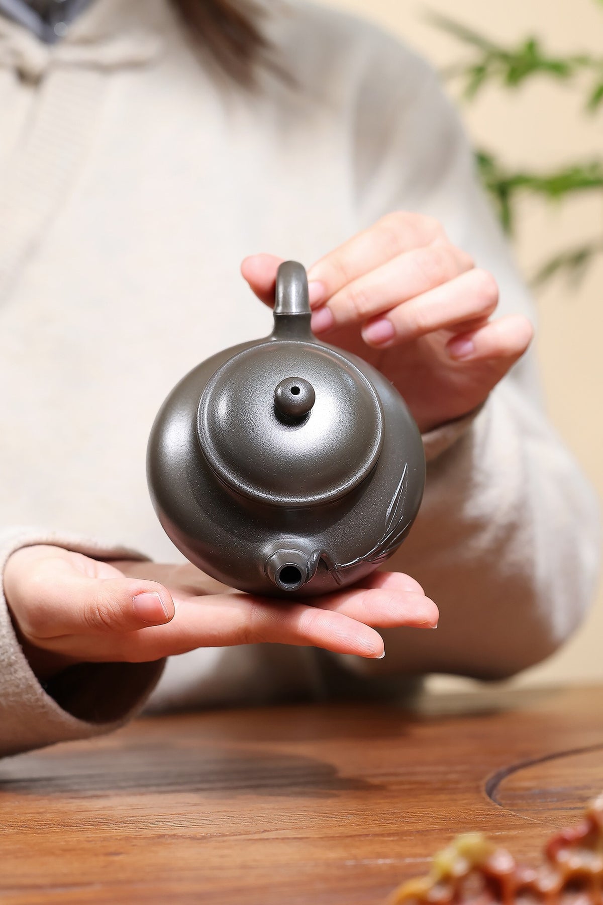 Yixing Zisha Teapot [Bamboo Leaf Rong Tian] (Reduction-fired Zhu Ni - 220ml)
