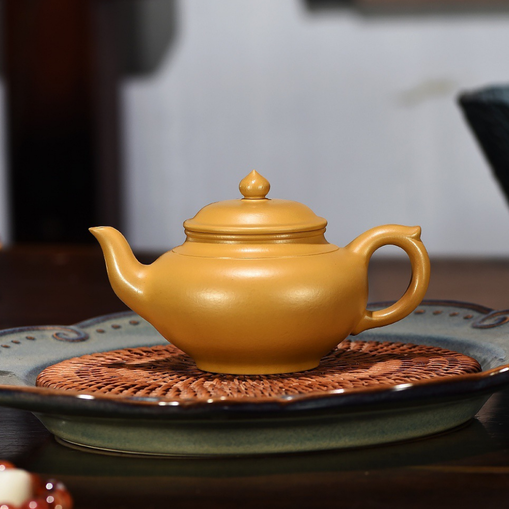 Full Handmade Yixing Zisha Teapot [Xiao Ying Pot 笑樱壶] (Huangjin Zhu Ni - 200ml)