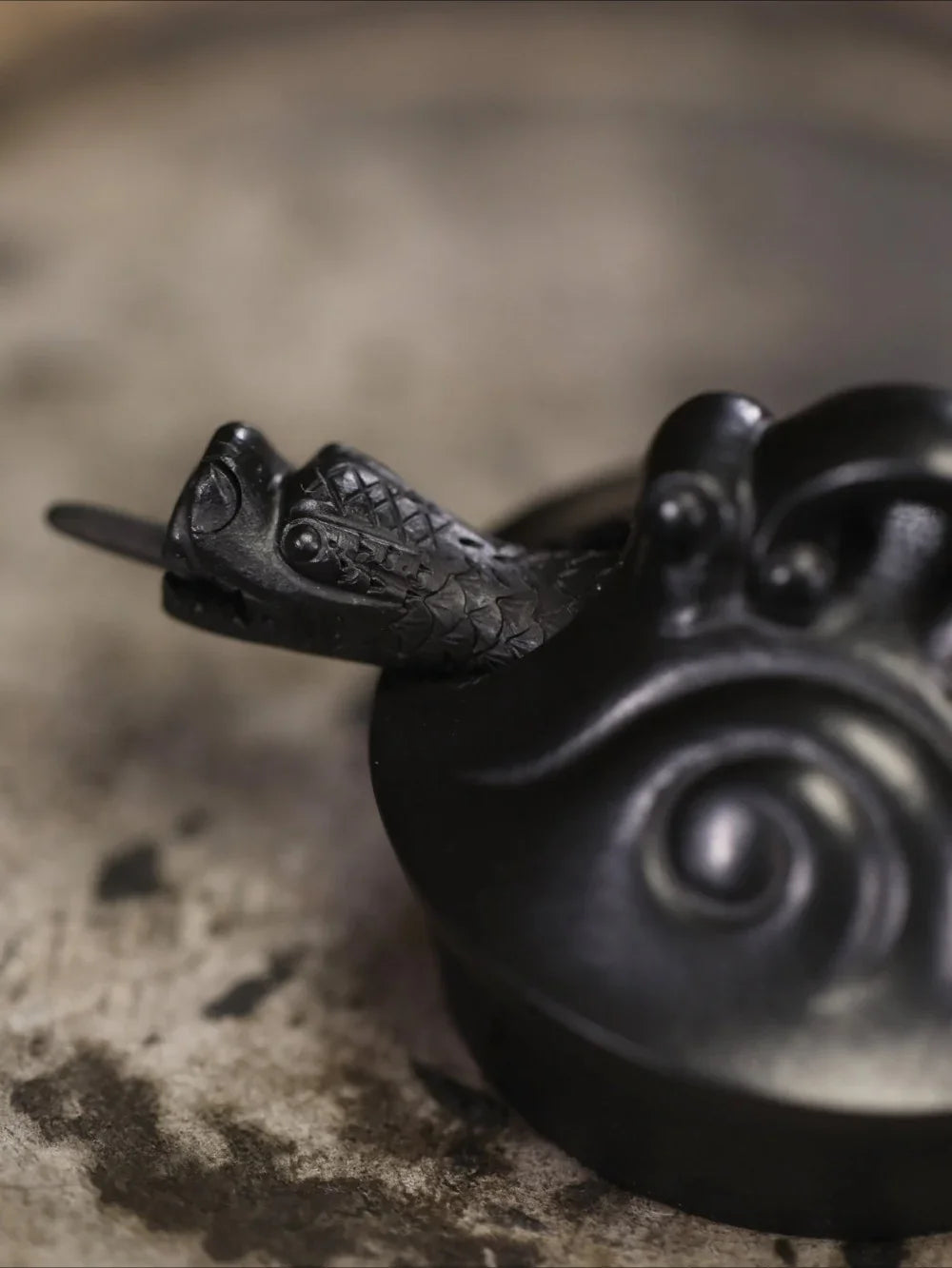 Teko Zisha Yixing Buatan Tangan Sepenuhnya [Carp Dragon Pot] (Hei Ni - 170ml)