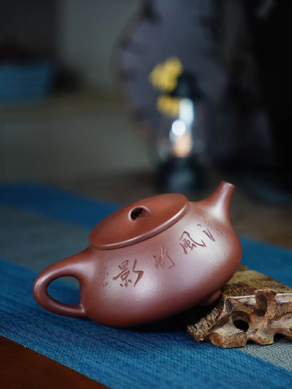 Théière Yixing Zisha entièrement faite à la main [Pot Jingzhou Shi Piao – Qingfeng Zhu Ying] (Zi Ni – 260 ml)