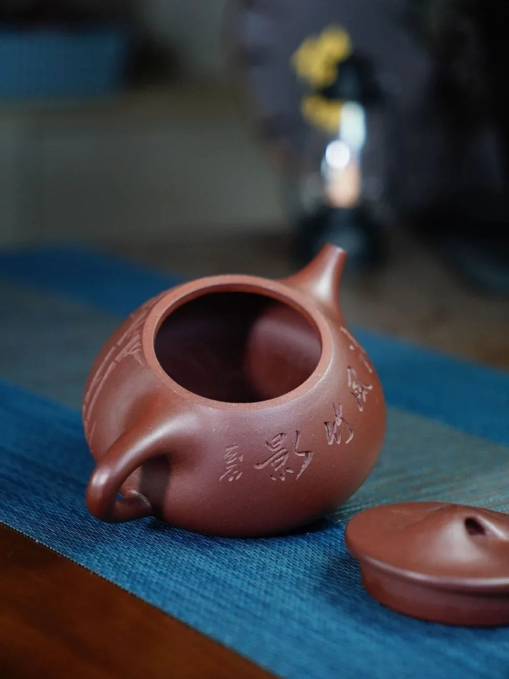 Théière Yixing Zisha entièrement faite à la main [Pot Jingzhou Shi Piao – Qingfeng Zhu Ying] (Zi Ni – 260 ml)