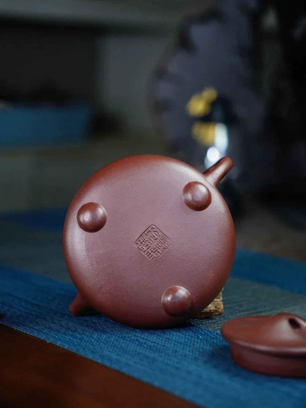 Théière Yixing Zisha entièrement faite à la main [Pot Jingzhou Shi Piao – Qingfeng Zhu Ying] (Zi Ni – 260 ml)