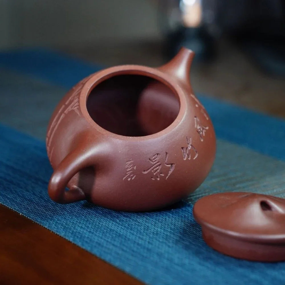 Théière Yixing Zisha entièrement faite à la main [Pot Jingzhou Shi Piao – Qingfeng Zhu Ying] (Zi Ni – 260 ml)
