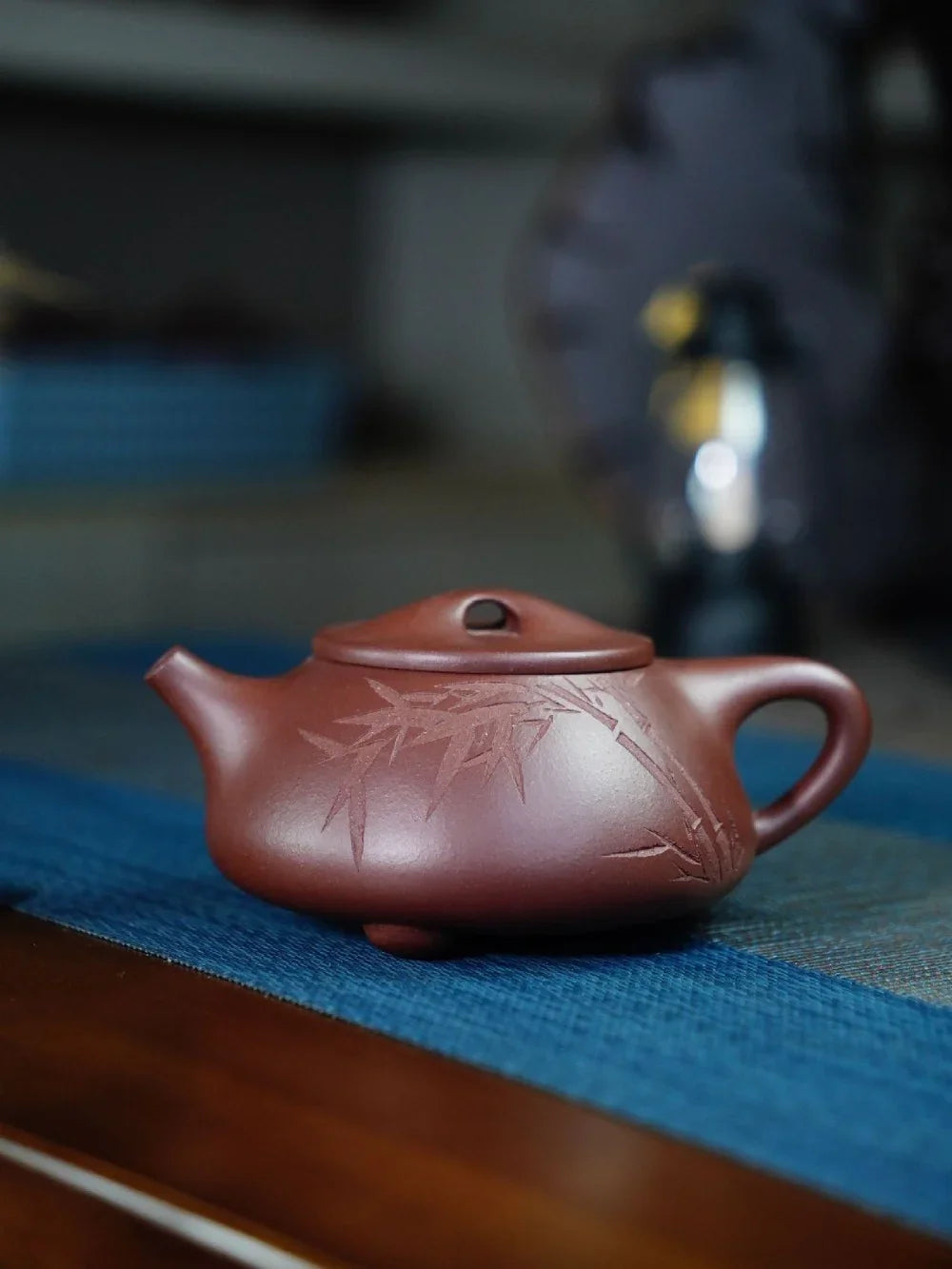 Théière Yixing Zisha entièrement faite à la main [Pot Jingzhou Shi Piao – Qingfeng Zhu Ying] (Zi Ni – 260 ml)