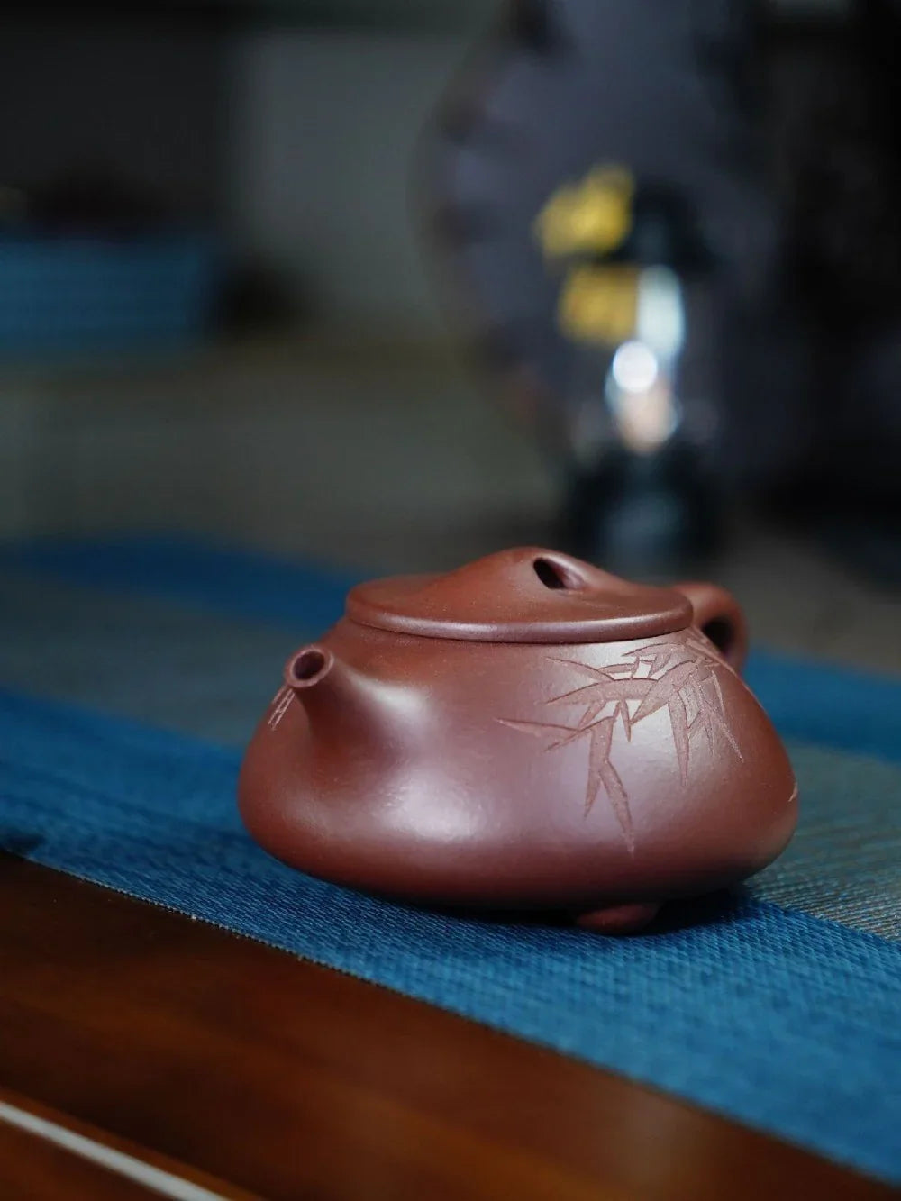 Théière Yixing Zisha entièrement faite à la main [Pot Jingzhou Shi Piao – Qingfeng Zhu Ying] (Zi Ni – 260 ml)