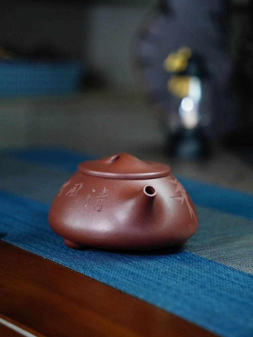 Théière Yixing Zisha entièrement faite à la main [Pot Jingzhou Shi Piao – Qingfeng Zhu Ying] (Zi Ni – 260 ml)