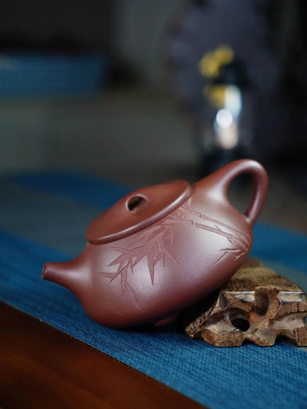 Théière Yixing Zisha entièrement faite à la main [Pot Jingzhou Shi Piao – Qingfeng Zhu Ying] (Zi Ni – 260 ml)