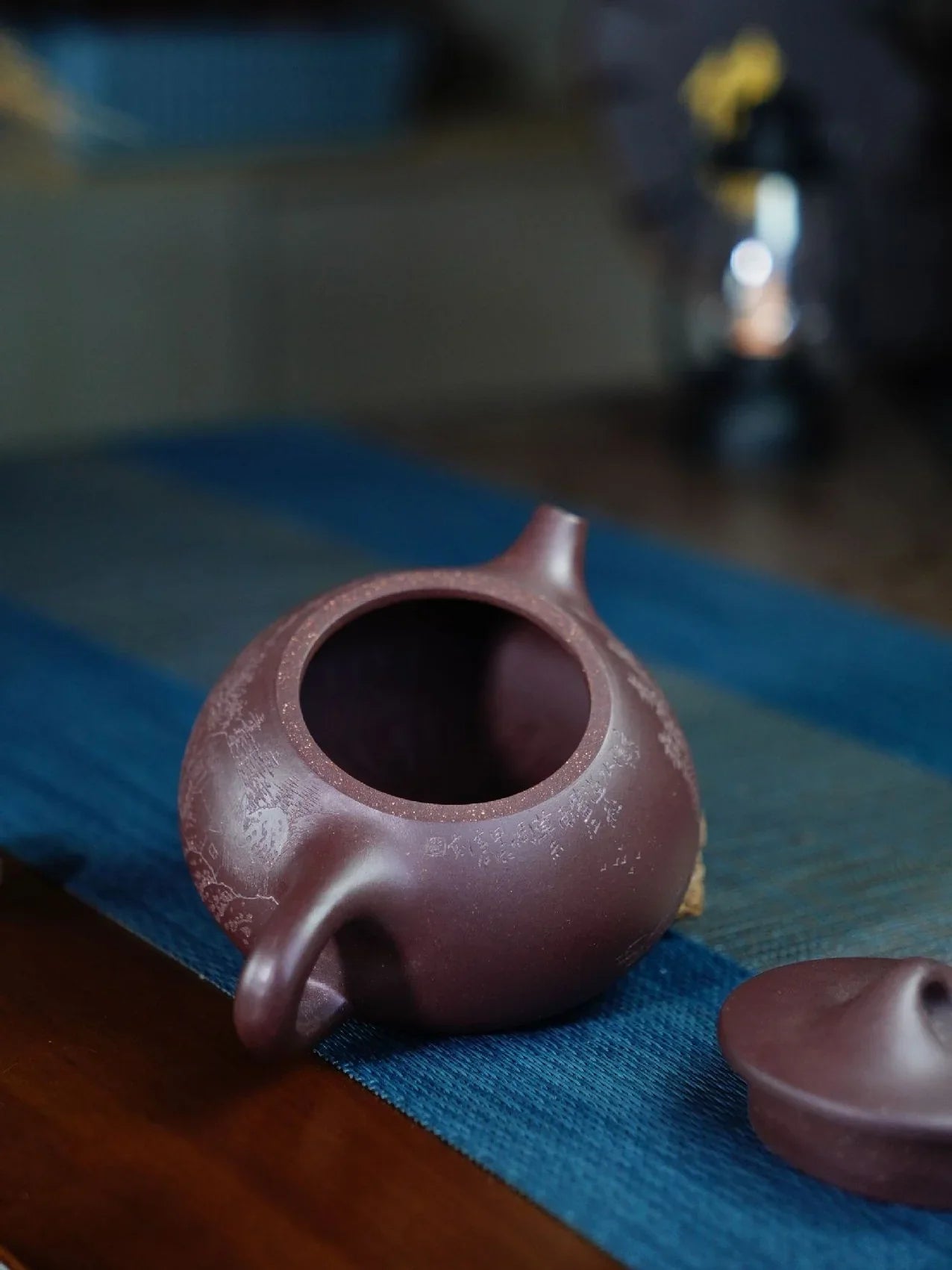 Théière Yixing Zisha entièrement faite à la main [Pot Jingzhou Shi Piao – Shan Shui] (Zi Ni – 230 ml)