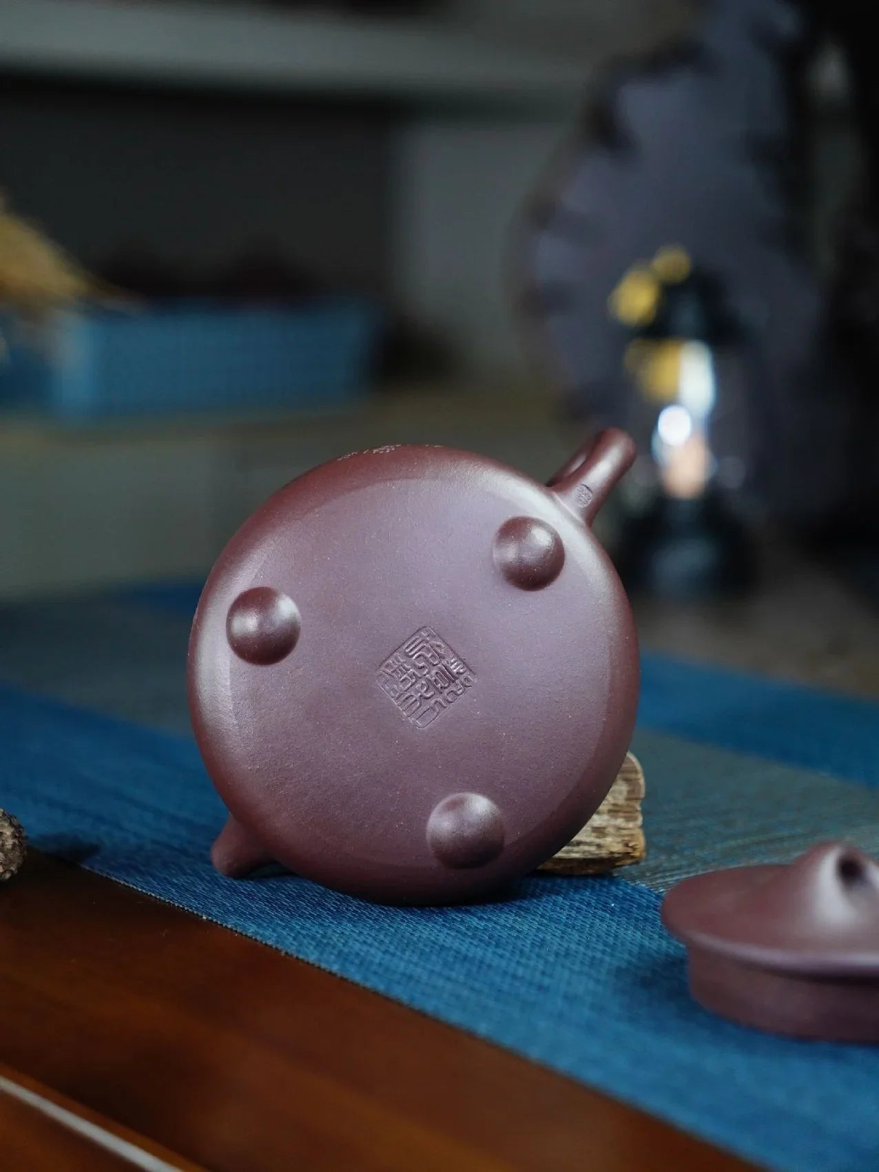 Théière Yixing Zisha entièrement faite à la main [Pot Jingzhou Shi Piao – Shan Shui] (Zi Ni – 230 ml)
