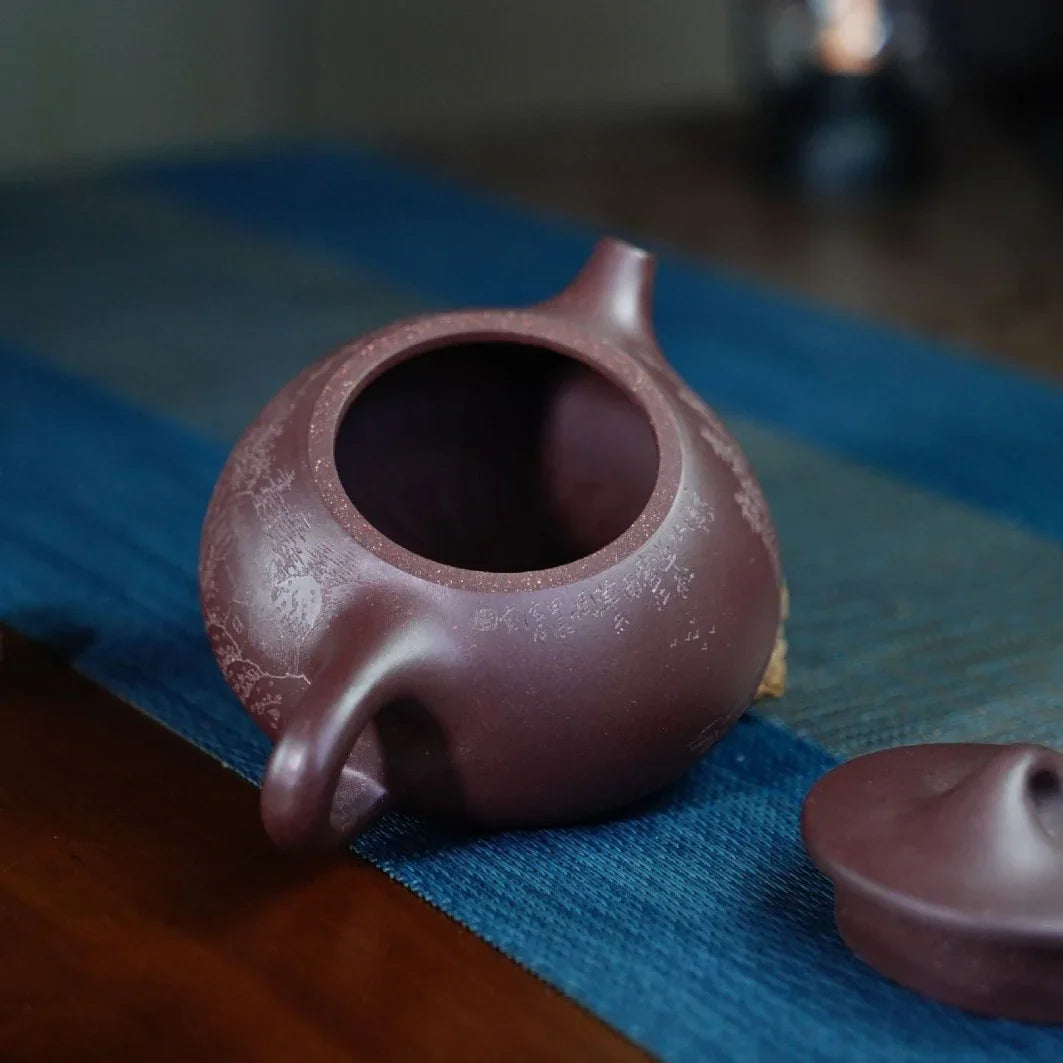 Théière Yixing Zisha entièrement faite à la main [Pot Jingzhou Shi Piao – Shan Shui] (Zi Ni – 230 ml)
