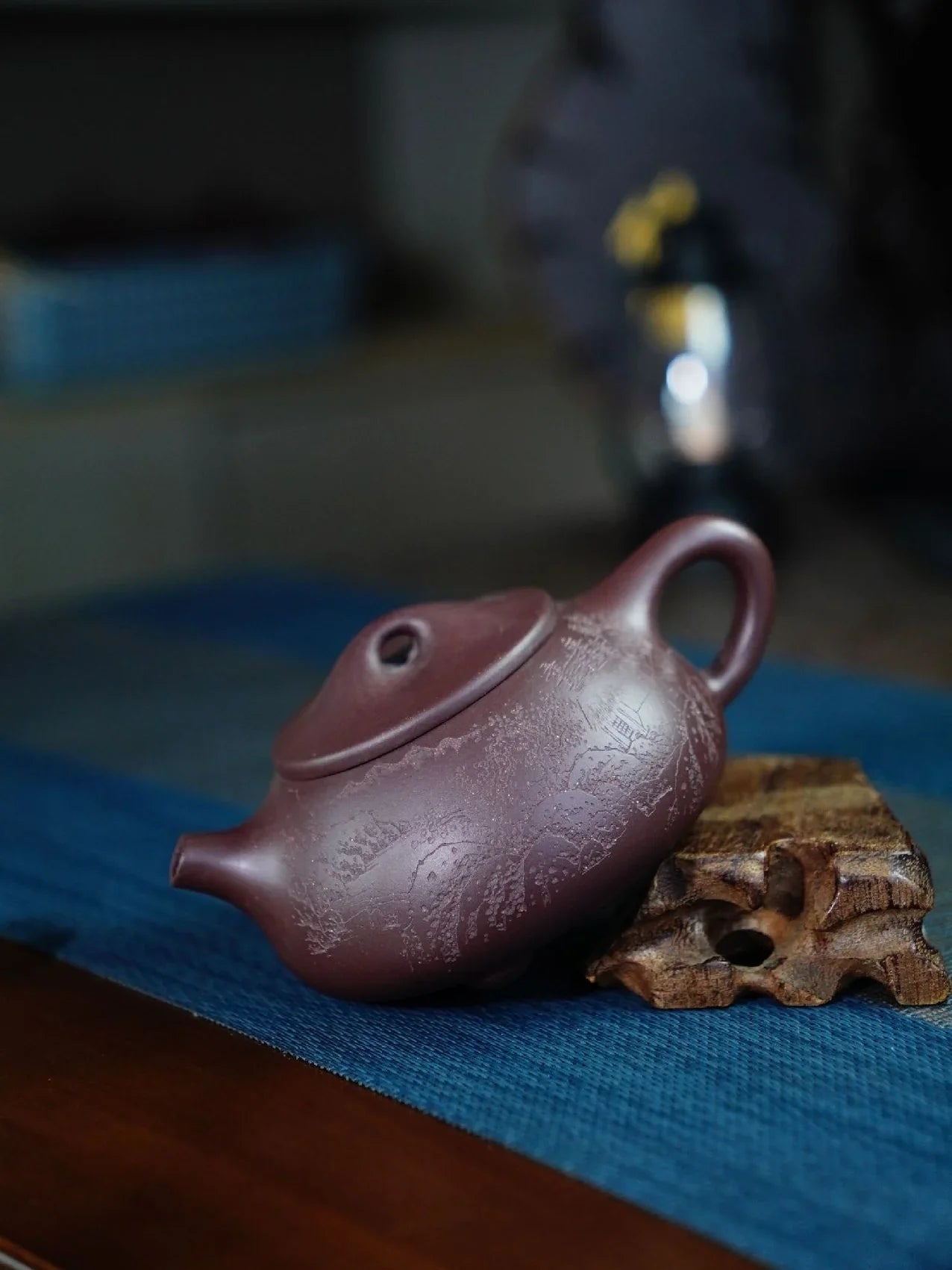 Théière Yixing Zisha entièrement faite à la main [Pot Jingzhou Shi Piao – Shan Shui] (Zi Ni – 230 ml)