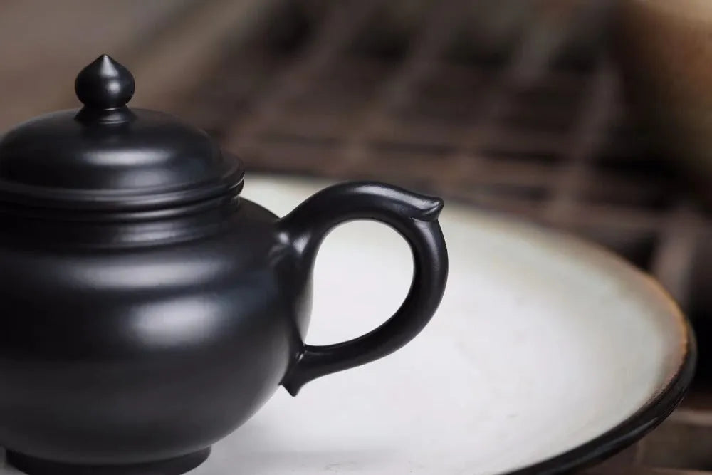 Full Handmade Yixing Zisha Teapot [Xiao Ying Pot] (Hei Ni - 220ml) - YIQIN TEA HOUSE | yiqinteahouse.com | 200-300ml, full handmade zisha teapot, new arrival, plain smooth, teapot, teaware