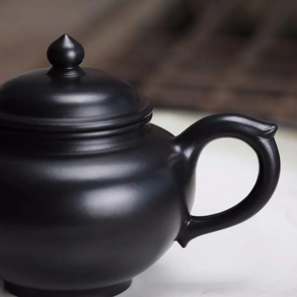 Full Handmade Yixing Zisha Teapot [Xiao Ying Pot] (Hei Ni - 220ml) - YIQIN TEA HOUSE | yiqinteahouse.com | 200-300ml, full handmade zisha teapot, new arrival, plain smooth, teapot, teaware