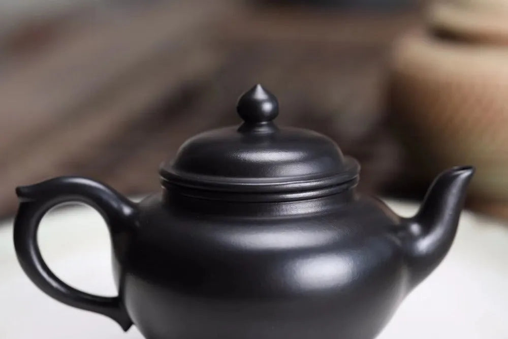 Full Handmade Yixing Zisha Teapot [Xiao Ying Pot] (Hei Ni - 220ml) - YIQIN TEA HOUSE | yiqinteahouse.com | 200-300ml, full handmade zisha teapot, new arrival, plain smooth, teapot, teaware