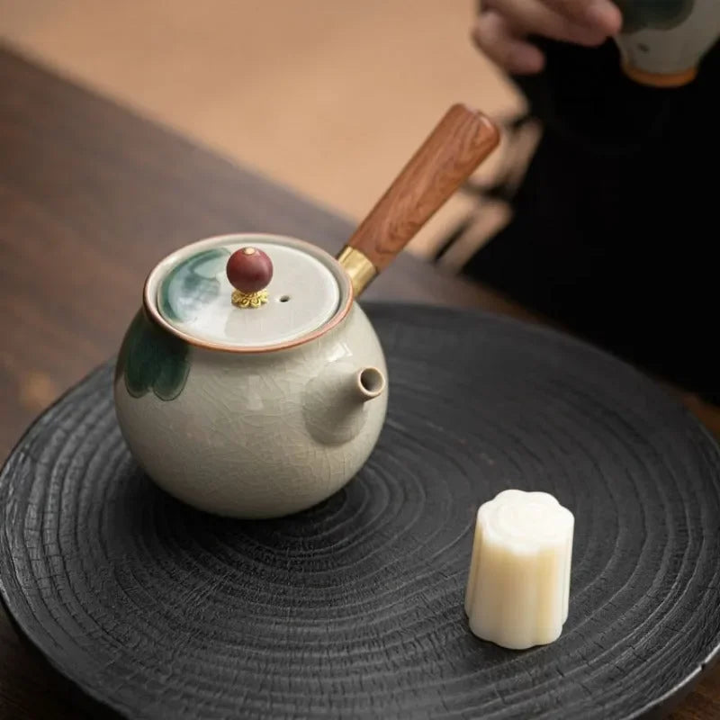ge-kiln-hand-painted-ice-crackle-ceramic-lotus-side-handle-teapot-250ml-yiqin-tea-house-yiqinteahouse-com-3 - YIQIN TEA HOUSE 一沁茶舍 yiqinteahouse.com