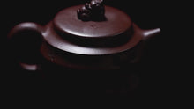 Load and play video in Gallery viewer, Full Handmade Yixing Zisha Teapot [Denggao Wang Yuan] 1 Pot 2 Cups Set (Lao Zi Ni - 320ml)
