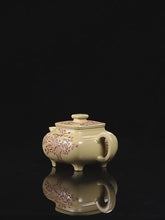 Load and play video in Gallery viewer, Full Handmade Yixing Zisha Teapot [Song Yun Cha Xiang 松韵茶香] (Bensan Lu Ni - 400ml)
