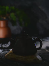 Load and play video in Gallery viewer, Full Handmade Yixing Zisha Teapot [Chang E Ben Yue 嫦娥奔月] (Zi Jia Ni - 400ml)
