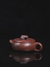 Load and play video in Gallery viewer, Full Handmade Yixing Zisha Teapot [Shi Shi Ruyi 柿柿如意] (Di Cao Qing - 200ml)
