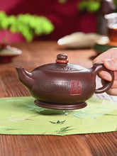 Load and play video in Gallery viewer, Full Handmade Yixing Zisha Teapot [Shilai Yun Zhuan 时来运转] (Zi Jia Ni - 380ml)
