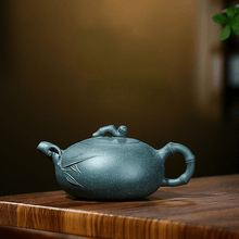 Load image into Gallery viewer, Yixing Purple Clay Teapot [Bamboo Round Pot] | 宜兴紫砂壶 原矿绿泥 [竹叶天圆] - YIQIN TEA HOUSE 一沁茶舍  |  yiqinteahouse.com
