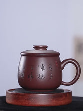 Load and play video in Gallery viewer, Yixing Purple Clay Tea Mug with Filter [Junde] | 宜兴紫砂刻绘 [君德] (带茶滤)盖杯
