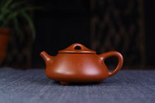 Load image into Gallery viewer, Yixing Purple Clay Teapot [Shi Piao] Set | 宜兴紫砂壶 原矿大红袍 [石瓢] 茶壶套装 - YIQIN TEA HOUSE 一沁茶舍  |  yiqinteahouse.com
