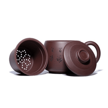 将图片加载到图库查看器，Yixing Purple Clay Tea Mug with Filter [Junde] | 宜兴紫砂刻绘 [君德] (带茶滤)盖杯 - YIQIN TEA HOUSE 一沁茶舍  |  yiqinteahouse.com
