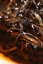 Load image into Gallery viewer, 2009 Yunnan Shu Pu-er Tea Cake [Cang Shan] | 云南2009 [藏山] 勐海高端普洱熟茶饼春料 - YIQIN TEA HOUSE 一沁茶舍  |  yiqinteahouse.com

