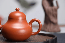 Load image into Gallery viewer, Full Handmade Yixing Purple Clay Teapot [Si Ting Pot] | 全手工宜兴紫砂壶 原矿优质朱泥 [思亭壶] - YIQIN TEA HOUSE 一沁茶舍  |  yiqinteahouse.com

