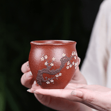 Load image into Gallery viewer, Handmade Yixing Purple Clay Master Tea Cup [Xi Ke] Gift Set | 手工宜兴紫砂泥绘主人杯 原矿梨皮朱泥 [溪客] 礼装全套 - YIQIN TEA HOUSE 一沁茶舍  |  yiqinteahouse.com
