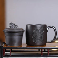 Load image into Gallery viewer, Yixing Purple Clay Tea Mug with Filter [Ziyi Guibao] | 宜兴紫砂原矿石黄 [紫艺瑰宝] (带茶滤/茶水分离) 盖杯 - YIQIN TEA HOUSE 一沁茶舍  |  yiqinteahouse.com
