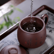 Muat gambar ke penampil Galeri, Yixing Purple Clay Tea Mug with Filter [Junde] | 宜兴紫砂刻绘 [君德] (带茶滤)盖杯 - YIQIN TEA HOUSE 一沁茶舍  |  yiqinteahouse.com
