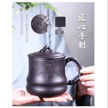 Load image into Gallery viewer, Yixing Purple Clay Tea Mug [Bamboo] | 宜兴紫砂 黑金砂刻绘 [秀竹] 盖杯 - YIQIN TEA HOUSE 一沁茶舍  |  yiqinteahouse.com
