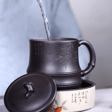 Load image into Gallery viewer, Yixing Purple Clay Tea Mug [Bamboo] | 宜兴紫砂 黑金砂刻绘 [秀竹] 盖杯 - YIQIN TEA HOUSE 一沁茶舍  |  yiqinteahouse.com
