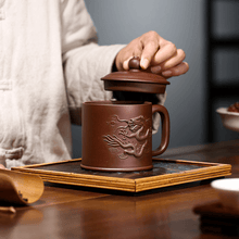 Muat gambar ke penampil Galeri, Yixing Purple Clay Tea Mug [Flying Dragon] | 宜兴紫砂刻绘 [龙飞九天] - YIQIN TEA HOUSE 一沁茶舍  |  yiqinteahouse.com
