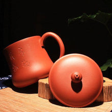 Muat gambar ke penampil Galeri, Yixing Purple Clay Tea Mug [Rong Yu] | 宜兴紫砂刻绘 [容玉] 盖杯 - YIQIN TEA HOUSE 一沁茶舍  |  yiqinteahouse.com
