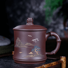 Load image into Gallery viewer, Yixing Purple Clay Tea Mug [Shanshui] | 宜兴紫砂泥绘 [山水] 盖杯 - YIQIN TEA HOUSE 一沁茶舍  |  yiqinteahouse.com
