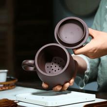 Muat gambar ke penampil Galeri, Yixing Purple Clay Tea Mug with Filter [Autumn Dew] | 宜兴紫砂泥绘 [秋露] 盖杯(带茶滤) - YIQIN TEA HOUSE 一沁茶舍  |  yiqinteahouse.com

