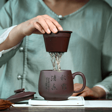 將圖片載入圖庫檢視器 Yixing Purple Clay Tea Mug with Filter [Autumn Dew] | 宜兴紫砂泥绘 [秋露] 盖杯(带茶滤) - YIQIN TEA HOUSE 一沁茶舍  |  yiqinteahouse.com
