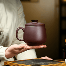 将图片加载到图库查看器，Yixing Purple Clay Tea Mug with Filter [Shanshui] | 宜兴紫砂泥绘 [山水] (带茶滤)盖杯 - YIQIN TEA HOUSE 一沁茶舍  |  yiqinteahouse.com
