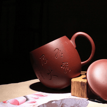 Load image into Gallery viewer, Yixing Purple Clay Tea Mug [You Rong Nai Da] | 宜兴紫砂刻绘 [有容乃大] 盖杯 - YIQIN TEA HOUSE 一沁茶舍  |  yiqinteahouse.com
